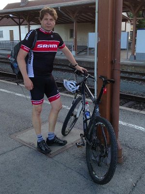 Carsten "Dusty" Herbert mit seinem MTB am Bahnhof von Bad Neustadt, …