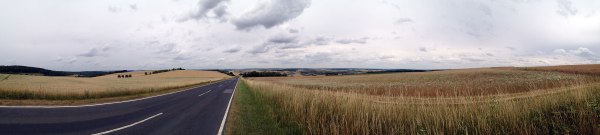 Panorama, oberhalb von Arnstein: rechts das AKW Grafenrheinfeld, daneben Schweinfurt – mit bloßem Auge besser zu erkennen als auf den iPhone-Fotos.